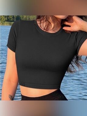 OQQ • Women’s Black Crewneck Crop Top